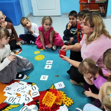 Zabawy matematyczne w grupie „Różyczki” i „Niezapominajki”