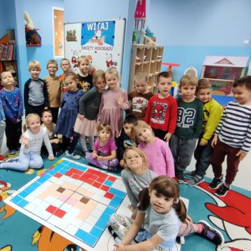 „Kodowanie na dywanie” w grupie Różyczki